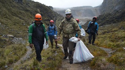 Foto: Aksi Bersih-bersih Sampah di Puncak Tertinggi Indonesia