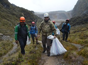 Sampah Jadi Masalah di Puncak Gunung Tertinggi Indonesia