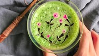 Matcha latte dengan warna hijau terang ternyata sangat cantik lho dibuat dengan goresan bunga seperti ini. Rasanya sayang ya untuk diminum. Foto: Instagram @periperipeng