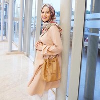 Selain dress, pilihan baju hamil ala Poppy Bunga adalah tunik loose berbahan ringan. Ia sering tampil dengan warna-warna lembut yang menonjolkan sisi femininnya. Foto: Instagram/PoppyBungaRiphat