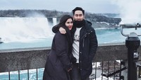 Syahnaz Sadiqah dan Jeje Govinda berfoto dengan latar belakang Air Terjun Niagara. Foto: Instagram Syahnaz Sadiqah