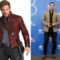 Gaya Chris Pratt dengan Star Lord, karakter yang diperankannya, tak beda jauh. Kaus yang dibungkus dengan jaket kulit bergaya bomber, berikut celana slim-fit, menjadi kunci penampilannya. (Foto: Getty Images)