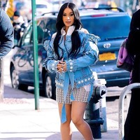 Cardi B tak takut untuk mengeksplor busana dengan siluet yang beragam. Tanpa terkecuali atasan denim bergaya Victoria dengan padanan rok transparan yang tetap mengakomodasi keseksiannya. (Foto: Instagram/Cardi B)