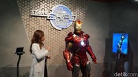Hong Kong Disneyland sendiri menyediakan sejumlah wahana yang layak dicoba untuk traveler muslim. Salah satunya Iron Man Experience, pengalaman tiga dimensi bertualang bersama untuk melawan musuh-musuhnya (Kanavino/detikTravel)