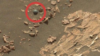 Apakah ini bola meriam bekas perang di Mars? Bukan, ini hanya objek berukuran 5 mm yang terbuat dari sodium, magnesium, dan kalsium sulfat. (Foto: CNET)