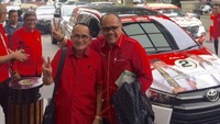 Foto politikus Partai Demokrat Ruhut Sitompul mengenakan seragam khas PDIP beredar luas. Ruhut menyebut ia tampil mengenakan seragam PDIP karena diminta membantu kampanye pasangan calon gubernur-calon wakil gubernur Sumut 2018 Djarot Saiful Hidayat-Sihar Sitorus. 