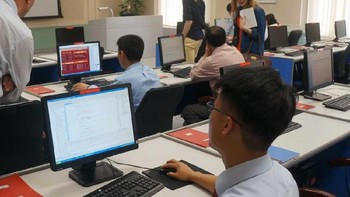 Mahasiswa di Universitas Kim Il Sung menggunakan PC dengan OS Red Star 3. Foto: Will Scott