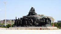 Patung pertama adalah patung berjudul Proud Son of Heaven. Patung ini menggambarkan saat-saat dimana Genghis Khan dilahirkan. Kelahiran Genghis disambut gembira keluarganya (Wahyu/detikTravel)