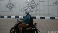 Di bagian tengah underpass terdapat cabang untuk kendaraan ke Jatinegara, Jaktim.