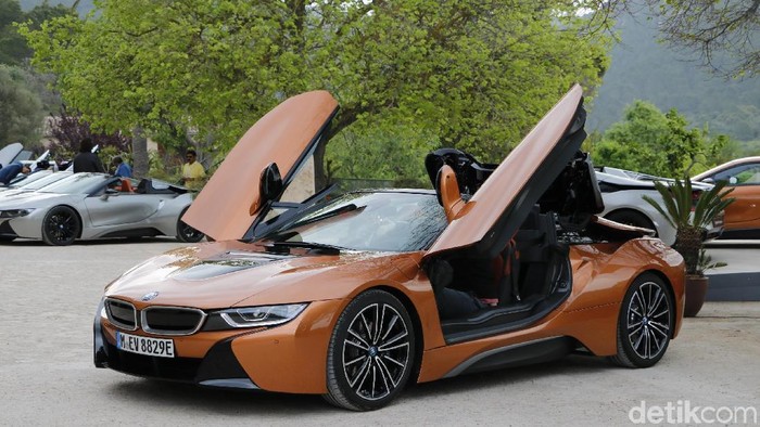 BMW i8 Roadster, mobil listrik atap terbuka yang pakai pintu kupu-kupu