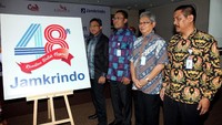 Hadir dalam acara tersebut Direktur Operasional dan Jaringan Perum Jamkrindo Kadar Wisnuwarman, Direktur Bisnis Penjaminan Amin Masudi, Direktur Keuangan, Investasi dan Manajemen Risiko I.Rusdonobanu dan Ketua Panitia HUT Ke-48 Perum Jamkrindo Muhamad Solihin saat launching logo HUT 48 Tahun Perum Jamkrindo di Jakarta, Senin (30/4). Foto: dok. Jamkrindo