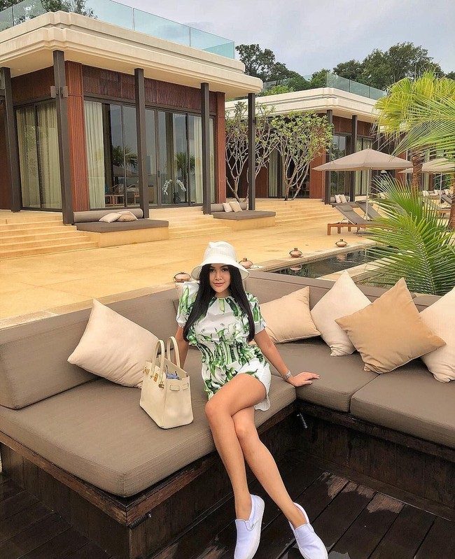 Sebagai salah satu anak orang terkaya di Thailand, Ployvarin tentu saja punya deretan tas branded nan mewah. Tas Hermes Birkin berwarna putih yang ikut berpose bersamanya ini adalah salah satunya. Foto: Instagram/pang ployvarin