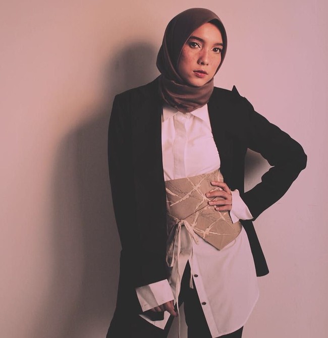 Ada acara spesial di kantor? Tambahkan belt atau korset unik pada kemeja Anda. Jenahara tampil memukau dengan blazer dipadukan kemeja yang unik ini. Foto: Instagram/JenaharaNasution