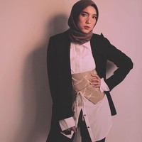 Ada acara spesial di kantor? Tambahkan belt atau korset unik pada kemeja Anda. Jenahara tampil memukau dengan blazer dipadukan kemeja yang unik ini. Foto: Instagram/JenaharaNasution