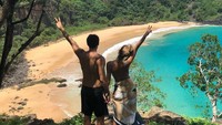 Kalau ini Kaka sedang menikmati pantai yang ada di Praia do Sancho, Fernando de Noronha, Pernambuco, Brasil (Kaka/Instagram)