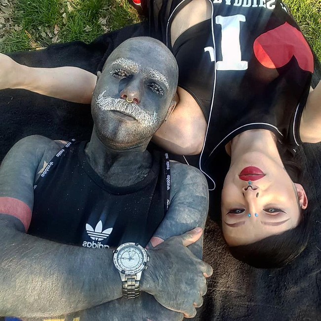 “Aku tidak bisa menerima diriku dan orang lain pun tidak mau menerimaku. Tapi tato membuatku menemukan diriku lagi. Aku menjadi manusia yang indah, meskipun untuk diriku sendiri,” begitu kata Adam. Foto: Instagram/adam.curlykale