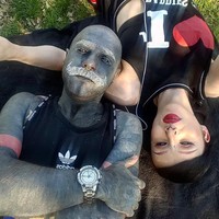 “Aku tidak bisa menerima diriku dan orang lain pun tidak mau menerimaku. Tapi tato membuatku menemukan diriku lagi. Aku menjadi manusia yang indah, meskipun untuk diriku sendiri,” begitu kata Adam. Foto: Instagram/adam.curlykale