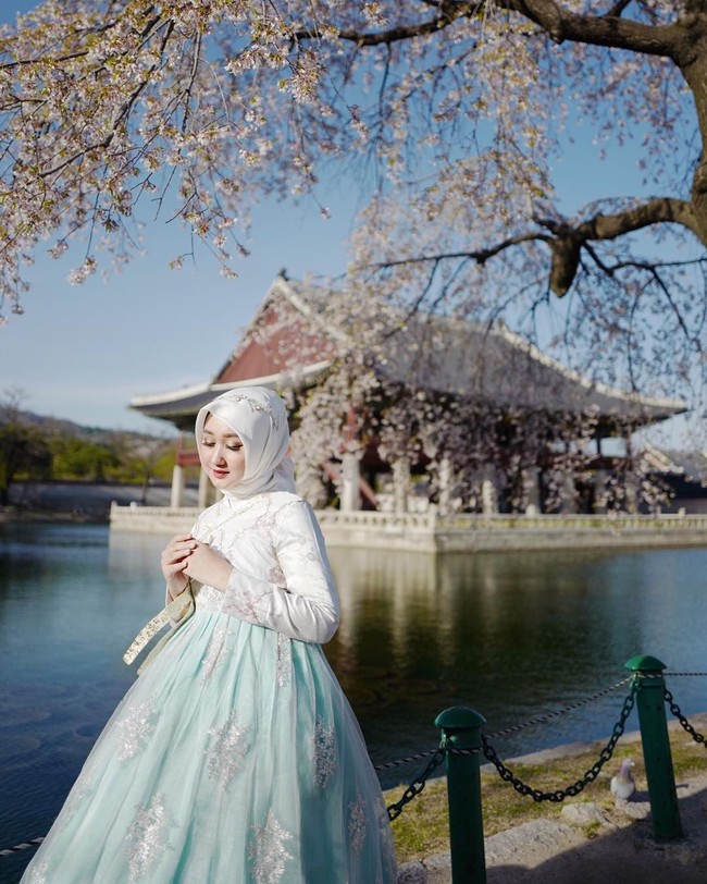 Pakaian tradisional Korea ini memiliki bentuk yang tertutup menyerupai dress. Tak heran jika hanbok cukup mudah dipakai oleh wanita berhijab. Dari Natasha Rizky, Laudya Cynthia Bella, hingga Dian Pelangi pernah tampil cantik memakai hanbok. Foto: Instagram