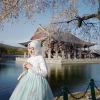 Pakaian tradisional Korea ini memiliki bentuk yang tertutup menyerupai dress. Tak heran jika hanbok cukup mudah dipakai oleh wanita berhijab. Dari Natasha Rizky, Laudya Cynthia Bella, hingga Dian Pelangi pernah tampil cantik memakai hanbok. Foto: Instagram