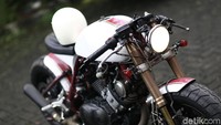 Gue beli lah motor yang di bawah satu juta maksudnya lebih murah, motor tua lah mau nggak mau kan ya udah akhirnya gue akhirnya naksir banget sama motor temen gue yang putih tuh Virago putih itu itu sebetulnya bentuknya nggak seperti itu bentuknya itu robber virago gitu gue akhirnya naksir banget sama motor itu gue nanya dijual nggak? ungkapnya.  Foto: Asep Syaifulloh