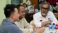 Arist Merdeka Sirait saat mendengarkan penjelasan Jonathan.