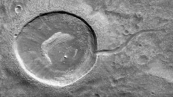 Foto yang diambil oleh Reconnaissance Orbiter milik NASA ini sekilah tampak seperti kecebong raksasa, atau mungkin yoyo, bahkan sperma, walau sebenarnya objek tersebut adalah sebuah kawah. (Foto: CNET)