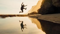 Pria ini mengunggah sejumlah foto-fotonya di pantai ke akun Instagram (martingarrix/Instagram) 
