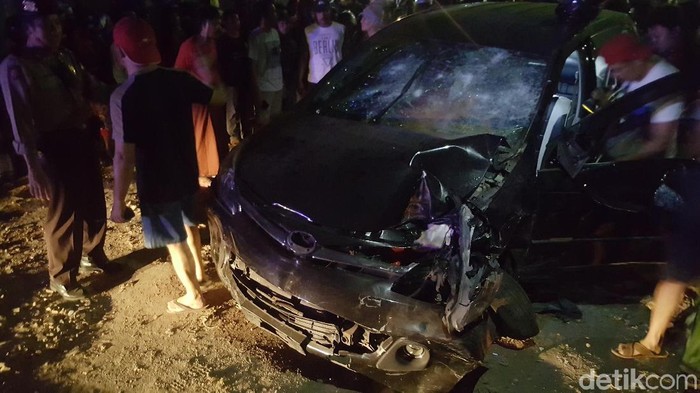Mobil Hasil Curian Ini Hancur, Tabrak Banyak Motor saat Kabur