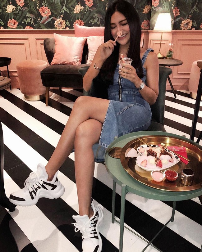 Sebagai fashionista tentu saja Pang Ployvarin mengikuti tren busana terkini. Hal ini terlihat dari gaya kekiniannya memakai dad sneakers yang jadi tren di 2018 ini. Dia memakai sneakers Archlight Louis Vuitton seharga Rp 15 jutaan. Foto: Instagram/pang ployvarin