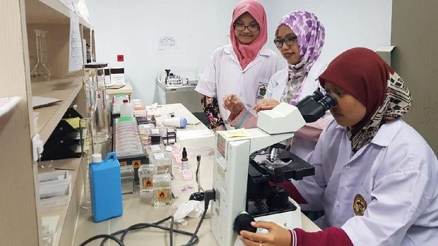 Bikin Balsem Bawang, 2 Mahasiswi Unhas Ini Sabet Juara di Malaysia