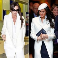 Meghan dan Vic memiliki mantel putih serupa. Foto: Istimewa