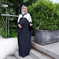Di kehamilannya yang sudah mulai membesar, Poppy Bunga sering tampil mengenakan dress. Busana longgar seperti ini nyaman dikenakan oleh ibu hamil. Foto: Instagram/PoppyBungaRiphat