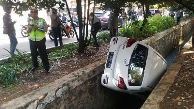 Foto: Mobil Terperosok di Jakbar yang Dikemudikan Baby Sitter