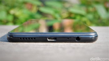 Bagian bawah terdapat port jack audio 3,5 mm, speaker dan micro USB. Foto: Adi Fida Rahman/detikINET