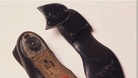 Spy Shoe With A heel Transmitter terlihat seperti sepatu yang tampak keren. Tapi dibaliknya ada pemancar untuk merekam dan memonitor percakapan orang. Alat ini digunakan pada tahun 1960-an hingga 1970-an. Istimewa/brightside.me.