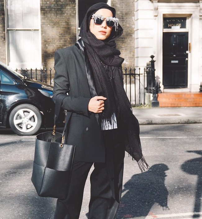 Jenahara sering memakai blazer berpotongan maskulin. Biasanya ia padukan dengan celana lurus berwarna senada. Foto: Instagram/JenaharaNasution