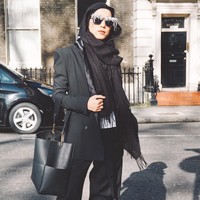 Jenahara sering memakai blazer berpotongan maskulin. Biasanya ia padukan dengan celana lurus berwarna senada. Foto: Instagram/JenaharaNasution