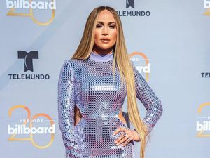 Mau Punya Rambut Panjang Seperti J-Lo? Siapkan Uang Rp 84 Juta