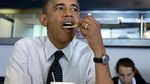 Begini 10 Gaya Seru Barack Obama Saat Makan Burger hingga Es Krim