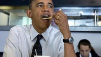 Setelah burger, kini Obama tertangkap sedang menikmati kentang goreng dengan teman minuman soft drink. Foto: Istimewa