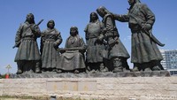 Patung selanjutnya bertajuk Mothers of Grassland. Patung ini menceritakan saat Ibunda Genghis Khan menyarankan agar putranya untuk menyatukan Mongolia yang terdiri dari berbagai suku di bawah kepemimpinannya (Wahyu/detikTravel)