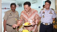 Hadir Direktur Teknologi & Operasional, Priagung Suprapto didampingi Kepala Dinas Perhubungan, Andri Yansyah dan Asisten Perekonomian Walikota Jakarta Timur, Syofian usai melakukan peresmian Kantor Kas Bank DKI Terminal Terpadu Pulo Gebang di Jakarta, Senin (30/4). Foto: dok. Bank DKI