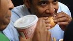 Begini 10 Gaya Seru Barack Obama Saat Makan Burger hingga Es Krim