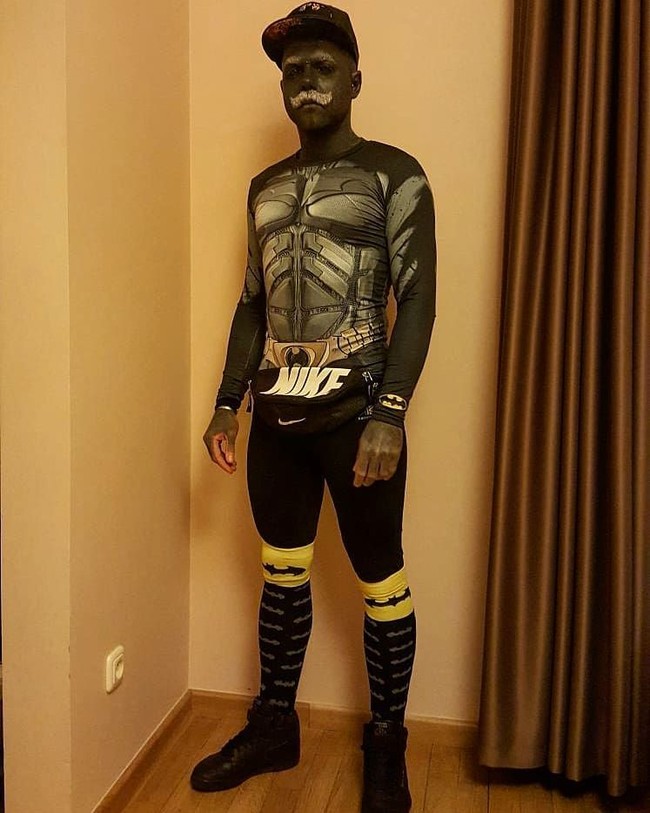 Kini tato yang menghiasi tubuh Adam tidak lagi terlihat karena pria 32 tahun ini telah mentato seluruh badannya dengan tinta hitam. Foto: Instagram/adam.curlykale