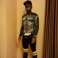 Kini tato yang menghiasi tubuh Adam tidak lagi terlihat karena pria 32 tahun ini telah mentato seluruh badannya dengan tinta hitam. Foto: Instagram/adam.curlykale