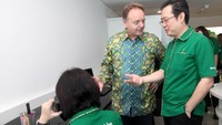 Kantor pemasaran mandiri Cirebon ini juga melengkapi 23 kantor pemasaran Manulife Indonesia lainnya yang tersebar di seluruh Indonesia. Memasuki tahun ke-33 beroperasi di Indonesia, Manulife semakin mengukuhkan wujud nyata peranannya dengan terus mengedepankan kepentingan nasabah guna membantu menggapai impian dan aspirasinya. Foto: dok. Manulife