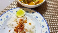 Kangen masakan Indonesia, @beyond91 di Singapura bikin sendiri soto tangkar iga sapi. Tak lupa nasi hangat bertabur bawang goreng dan perasan jeruk nipis sebagai pelengkap. Nikmat! Foto: Istimewa