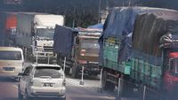 Perbaikan jalan akibat truk kelebihan muatan memakan Rp 43 triliun. 