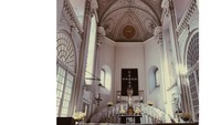 Selain ke Monumen Holocaust, Eva juga berkunjung ke The Church of St Andreas. Gereja ini salah satu gereja tua di Jerman (evacelia/Instagram)