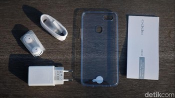 Aksesori yang disertakan dalam paket penjualan. Ada charger, kabel data, earphone, silicon case, kartu petunjuk dan garansi. Foto: Adi Fida Rahman/detikINET